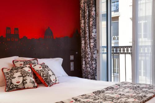 Hôtel Aurore Paris Gare de Lyon Room Type - Family Room with 1 Queen and 1 Double Bed and Extra Bed
