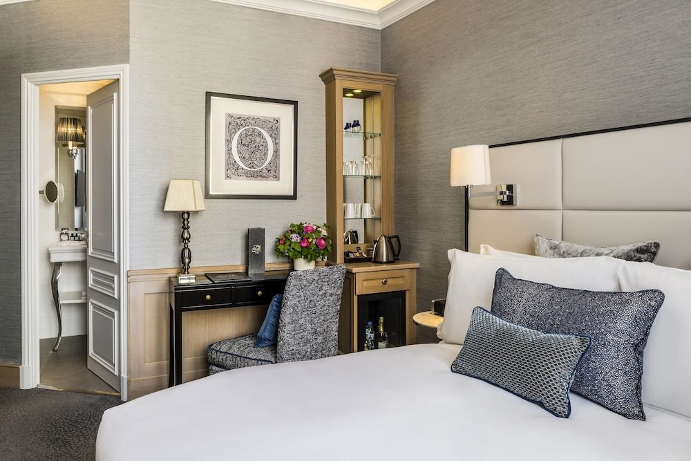 Sofitel Paris Baltimore Tour Eiffel Hotel Room Type - CLASSIC ROOM with 1 queen-size bed Sofitel Paris Baltimore Tour Eiffel Hotel Room Type - CLASSIC ROOM with 1 queen-size bed