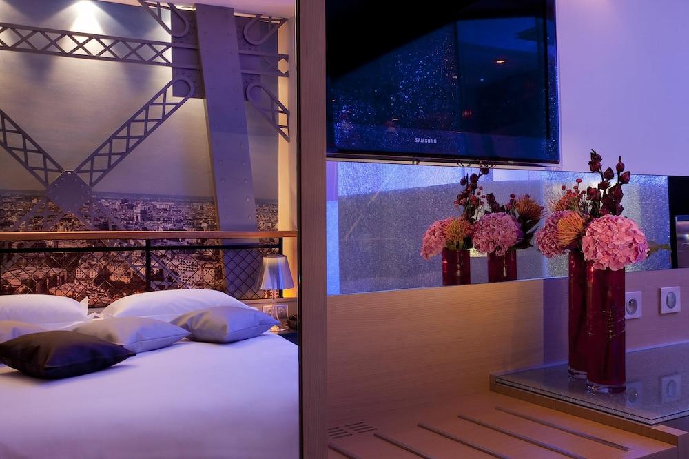 Secret de Paris - Hotel & Spa Room Type - Eiffel Tower Room with Balneo Bath