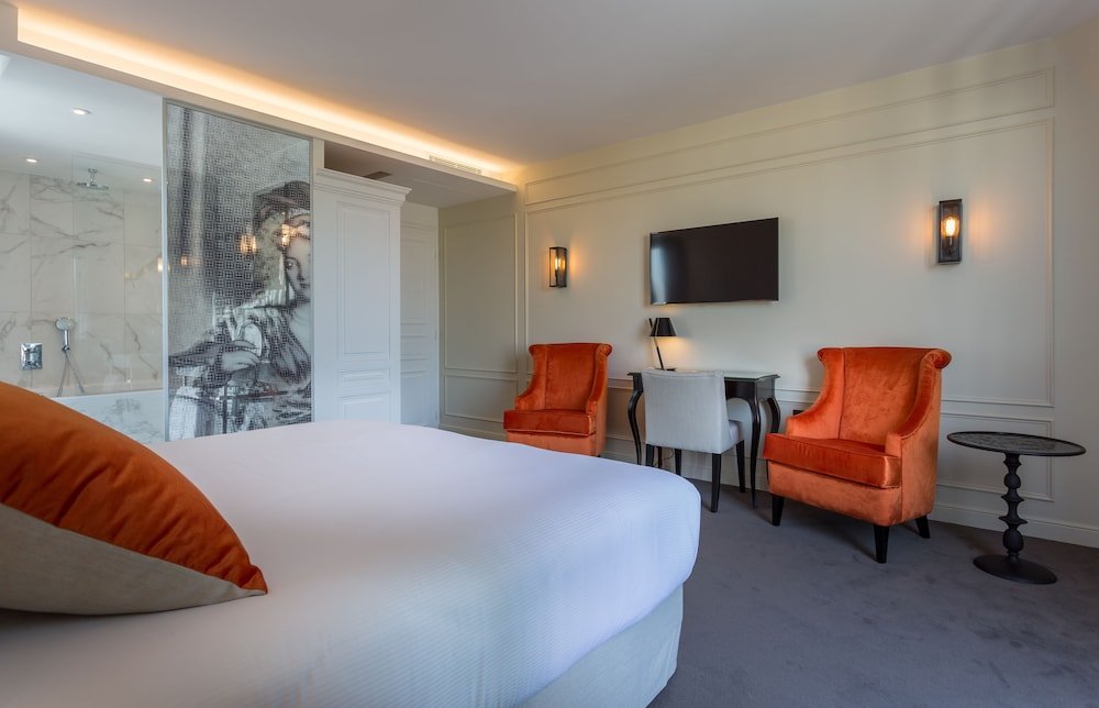 Hotel La Comtesse Room Type - Junior Suite (Royale), Eiffel Tower front view Hotel La Comtesse Room Type - Junior Suite (Royale), Eiffel Tower front view