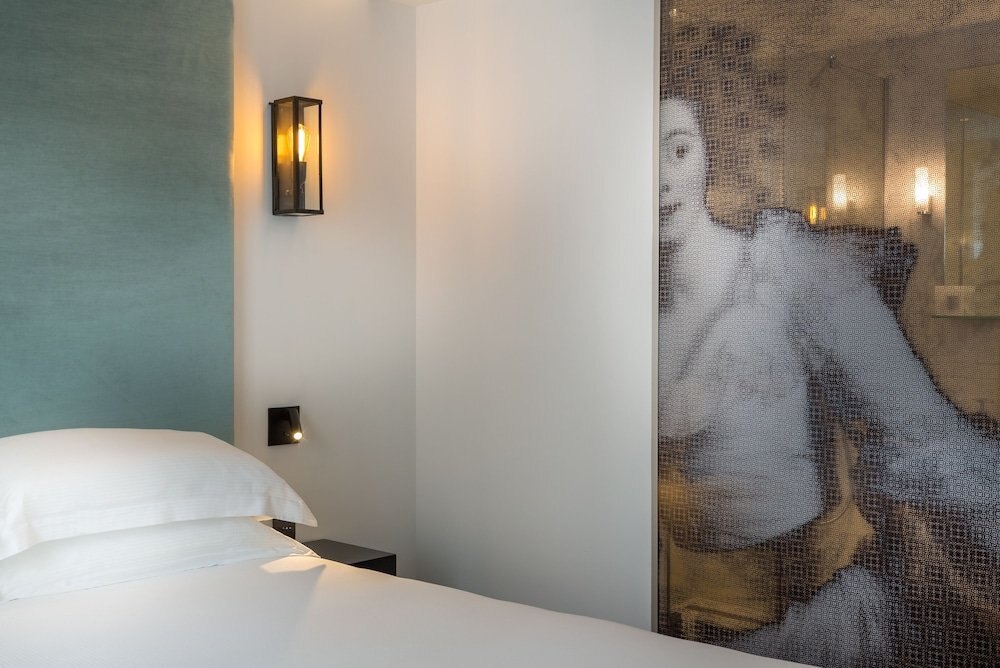 Hotel La Comtesse Room Type - Classic Room (Baronne), Eiffel Tower side view righ or left by opening the window Hotel La Comtesse Room Type - Classic Room (Baronne), Eiffel Tower side view righ or left by opening the window