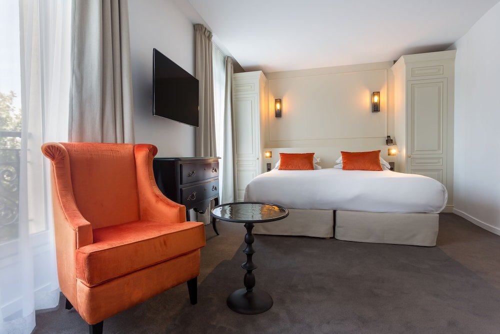 Hotel La Comtesse Room Type - Deluxe Triple Room - Duchesse - Eiffel Tower Side View left or right by opening the window
