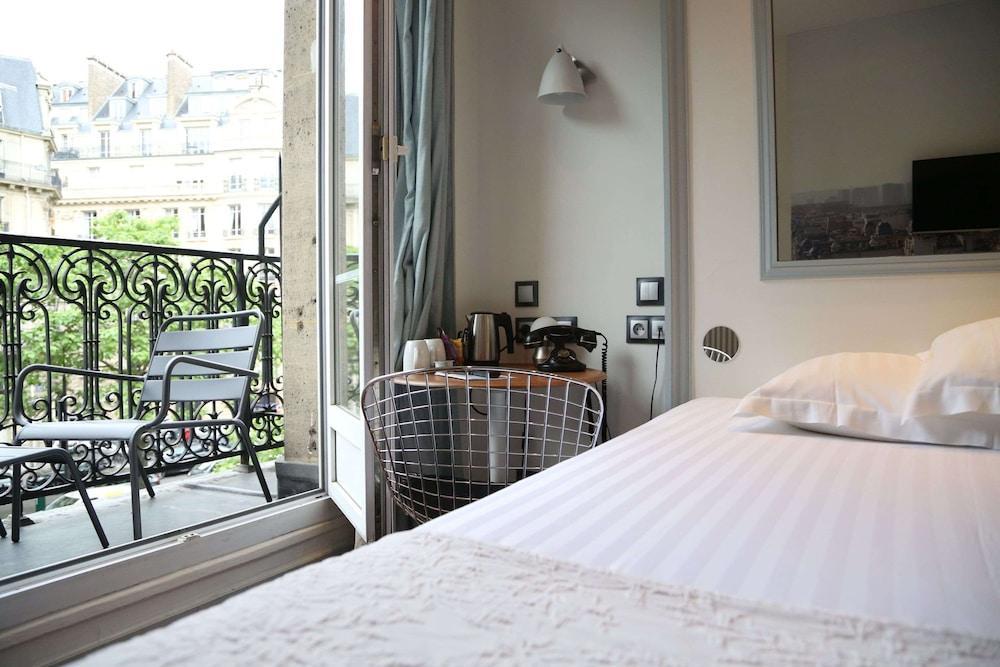 Stella Room Type - Double room with balcony and arc de triomphe view