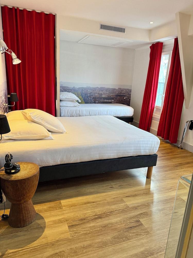 Stella Room Type - Triple room with balcony and arc de triomphe view