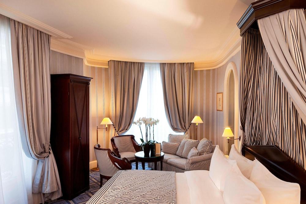 Le Dokhan’s Paris Arc de Triomphe, a Tribute Portfolio Hotel Room Type - Junior Suite, 1 King Bed with Sofa bed Le Dokhan’s Paris Arc de Triomphe, a Tribute Portfolio Hotel Room Type - Junior Suite, 1 King Bed with Sofa bed