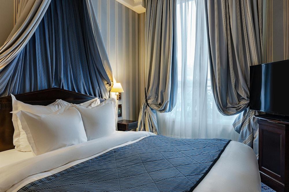 Le Dokhan’s Paris Arc de Triomphe, a Tribute Portfolio Hotel Room Type - Superior Room, 1 Queen Bed