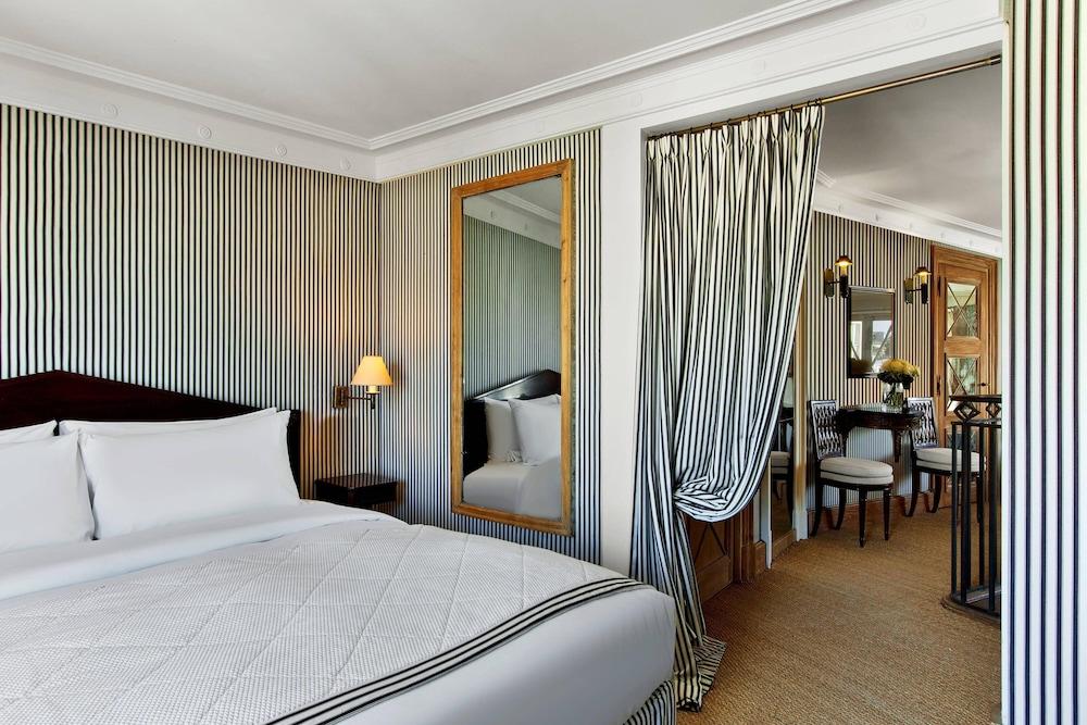 Le Dokhan’s Paris Arc de Triomphe, a Tribute Portfolio Hotel Room Type - Suite, 1 Queen Bed with Sofa bed, Tower (View)