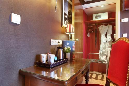 Hotel Trianon Rive Gauche - Tap to explore photos