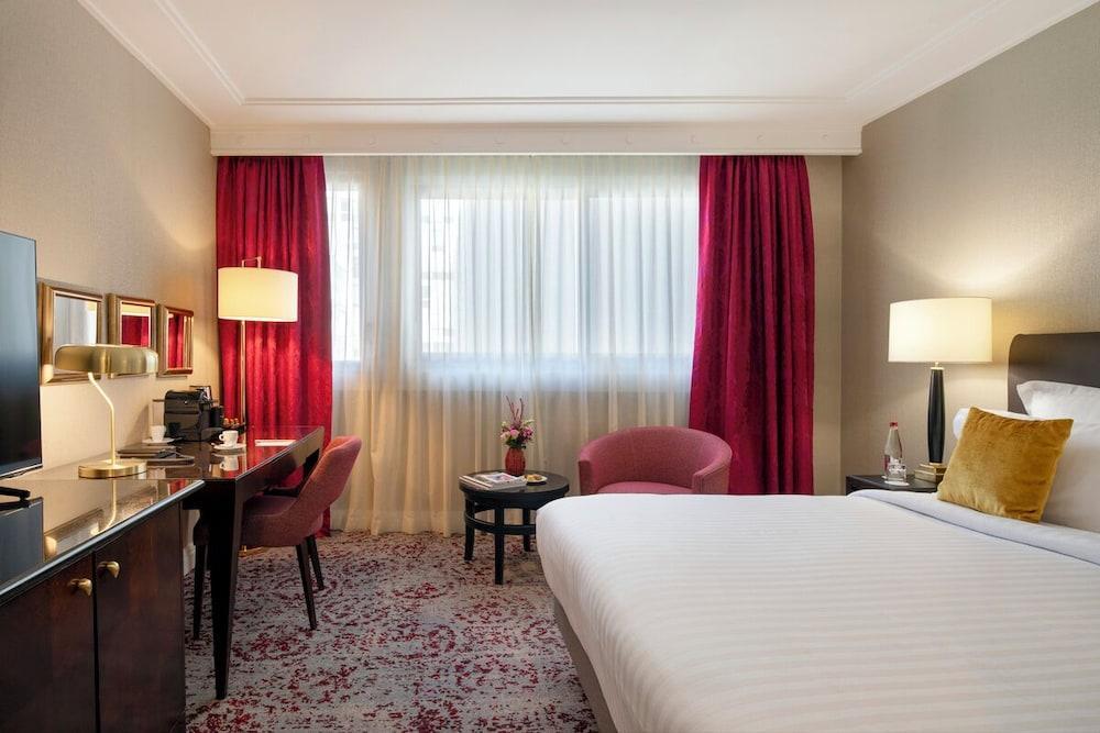 Warwick Champs-Elysées Paris Room Type - Superior Double or Twin Room Warwick Champs-Elysées Paris Room Type - Superior Double or Twin Room