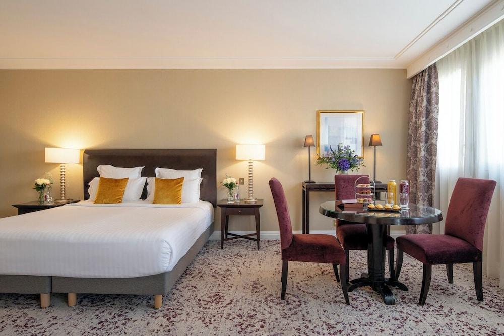 Warwick Champs-Elysées Paris Room Type - Junior Suite, 1 King Bed