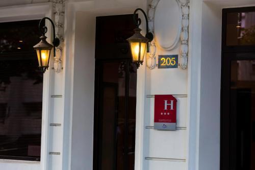 Hotel Paris Italie - Tap to explore photos