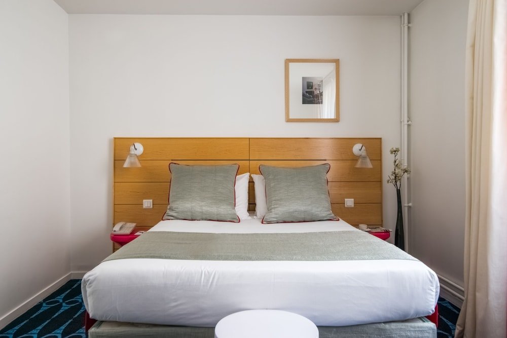 Hôtel Lorette - Astotel Room Type - Double Room - Complimentary soft minibar,courtesy tray, Chromecast and digital press
