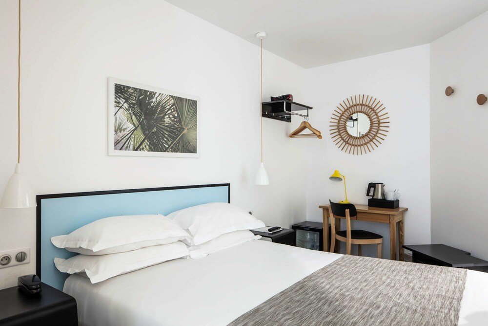 Hôtel Palm - Astotel Room Type - Double Room - Complimentary soft minibar,courtesy tray, Chromecast and digital press