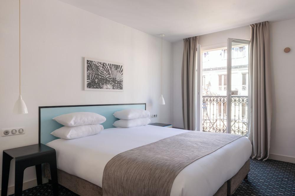 Hôtel Palm - Astotel Room Type - Eiffel Tower View Room - Complimentary soft minibar,courtesy tray, Chromecast and digital press