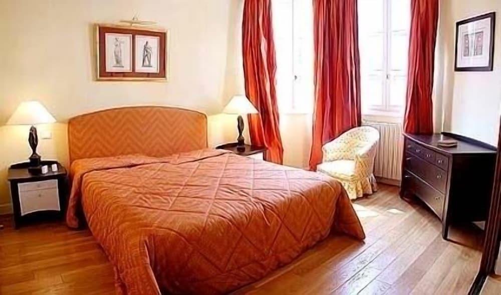 Htel Suites Unic Renoir Saint Germain Room Type - Triple Room