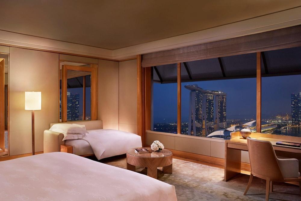 The Ritz-Carlton, Millenia Singapore Room Type - Grand Room, 1 King Bed with Sofa Bed, Bay View (Grand Marina)
