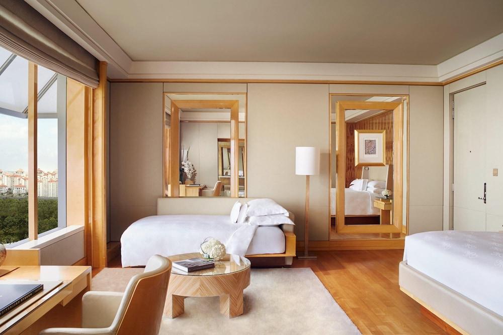 The Ritz-Carlton, Millenia Singapore Room Type - Grand Room, 1 King Bed with Sofa Bed, City View (Grand Kallang)