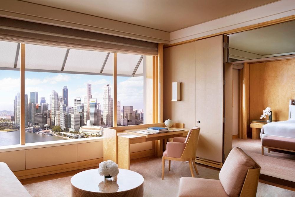 The Ritz-Carlton, Millenia Singapore Room Type - Club Deluxe Suite, 1 King Bed, Bay View