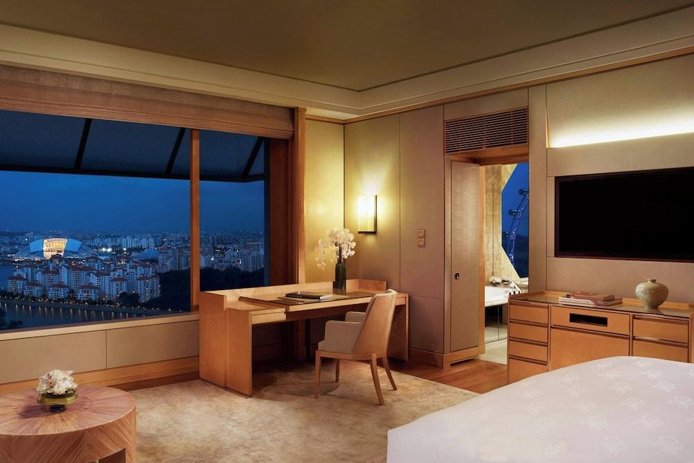 The Ritz-Carlton, Millenia Singapore Room Type - Deluxe Room, 1 King Bed, City View, High Floor (Elevated Kallang)