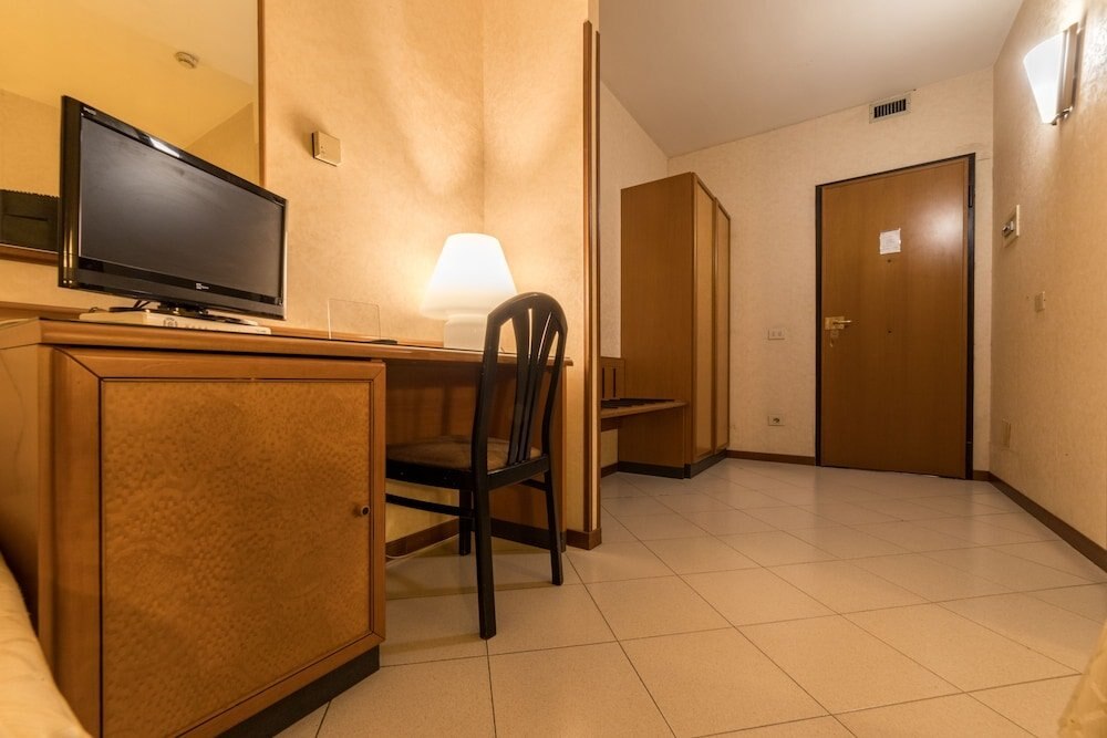 Hotel Città 2000 - Tap to explore photos