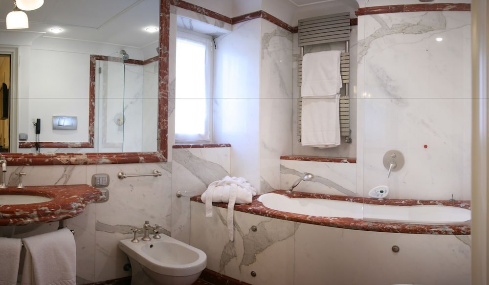 Hotel Villa Duse - Tap to explore photos