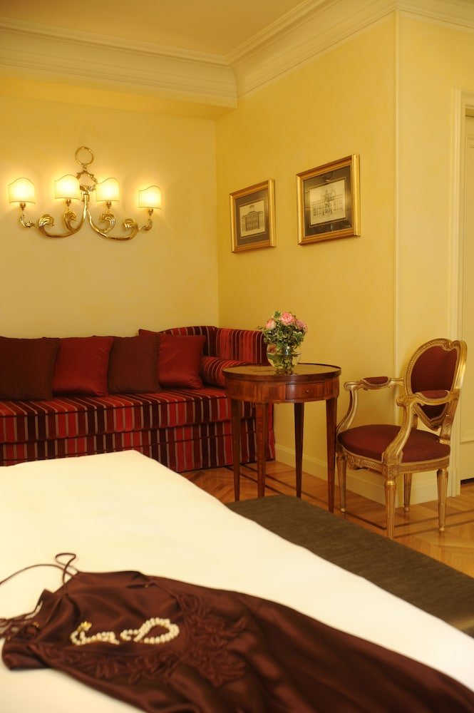Hotel Villa Duse - Tap to explore photos