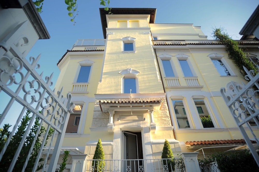 Hotel Villa Duse - Tap to explore photos