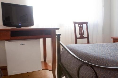 Hotel Antico Acquedotto - Tap to explore photos
