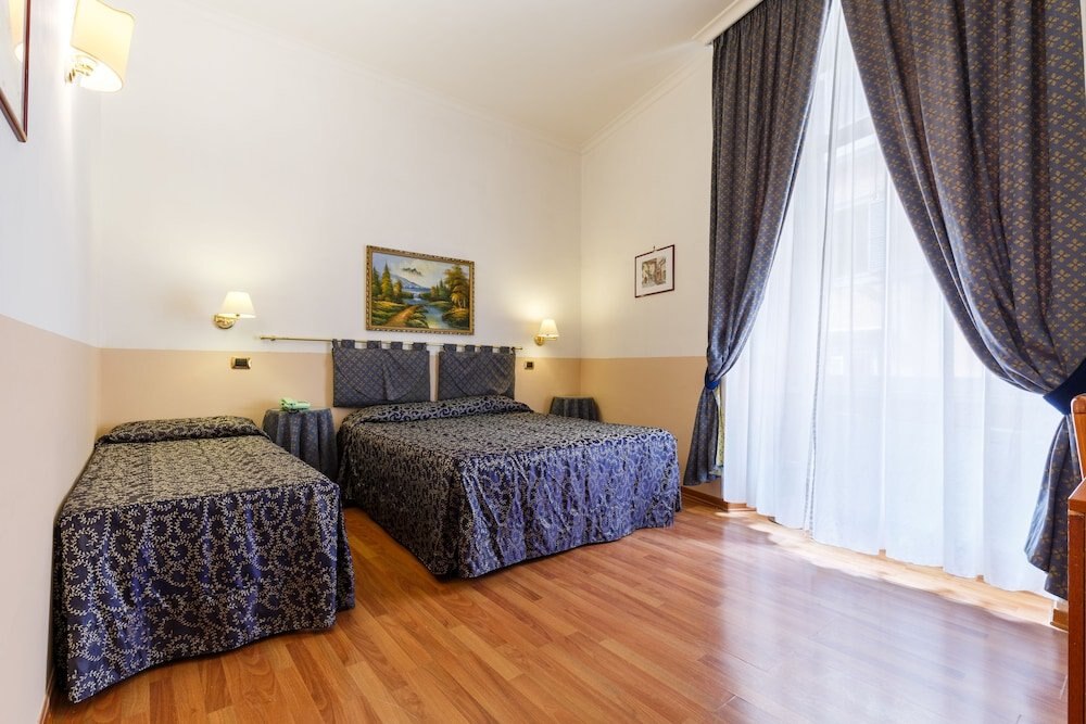 Hotel Paris Room Type - Comfort Triple Room Hotel Paris Room Type - Comfort Triple Room