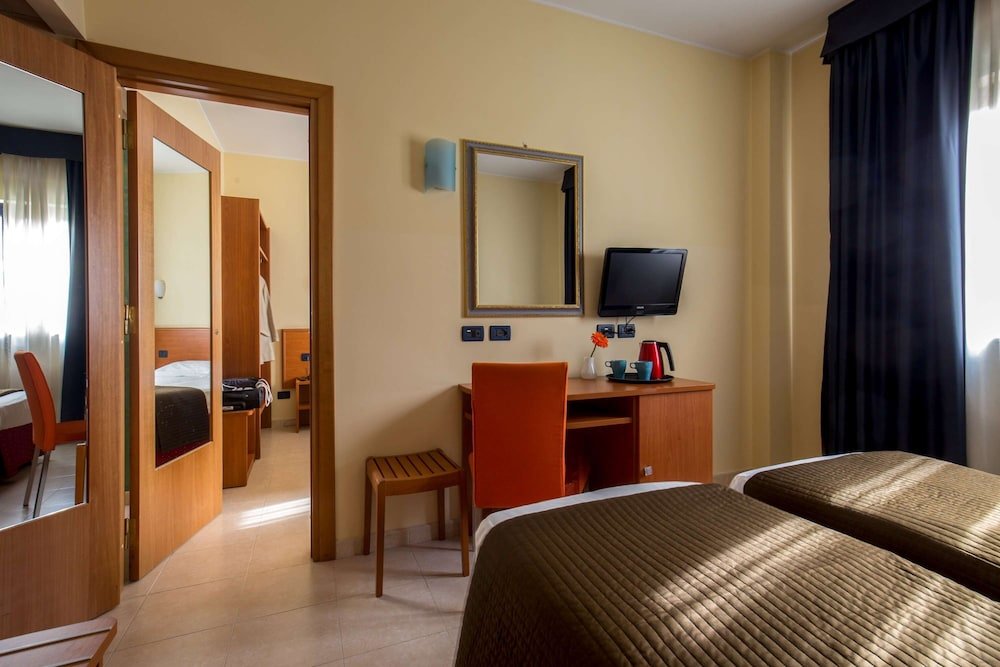 Best Western Blu Hotel Roma Room Type - Family Room, Multiple Beds, Non Smoking, Connecting Rooms