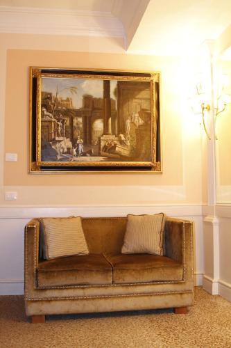 Boutique Hotel Trevi - Tap to explore photos