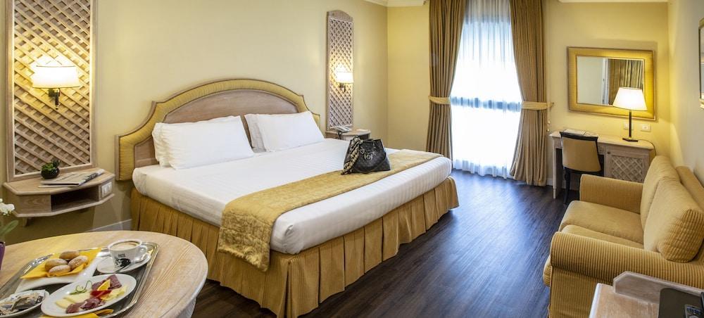 Best Western Park Hotel Room Type - Suite, 1 King Bed, Smoking (Living Room;Larger Room;with Sofabed)