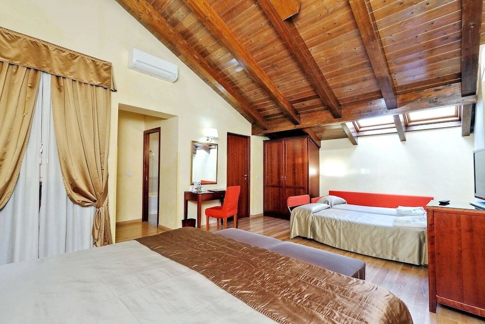 Hotel Camelia Room Type - Quadruple Room