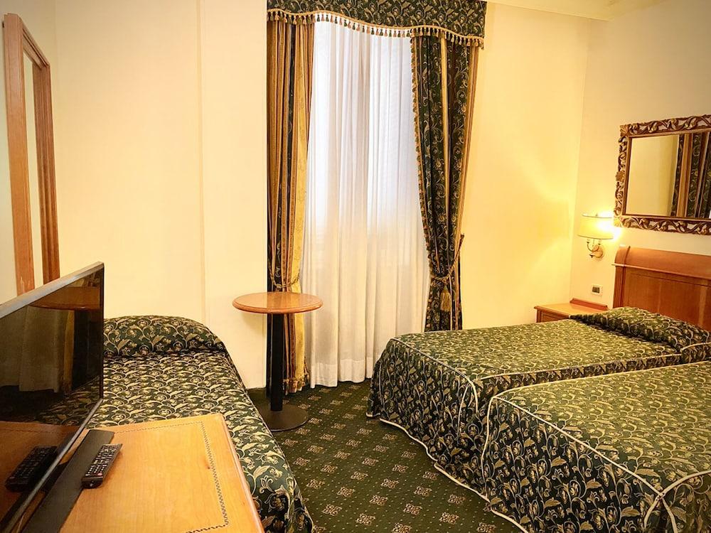 Champagne Palace Hotel Room Type - Classic Triple Room