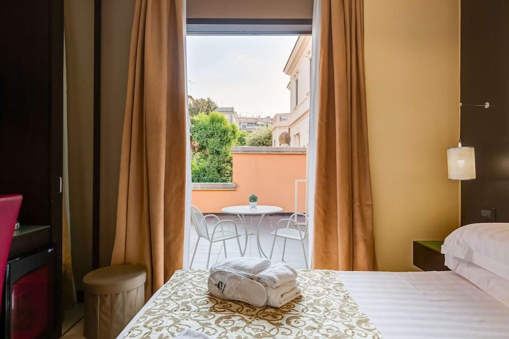 Best Western Cinemusic Hotel Room Type - Deluxe Room, 1 Queen Bed, Smoking, Balcony