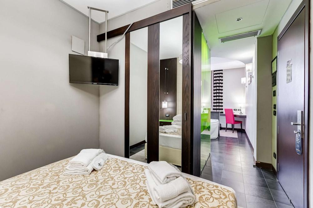 Best Western Cinemusic Hotel Room Type - Standard Triple Room, 1 Queen Bed, Smoking