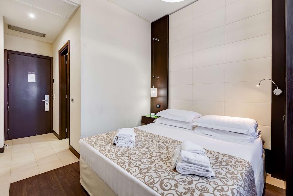 Best Western Cinemusic Hotel Room Type - Standard Room, 1 Queen Bed, Smoking