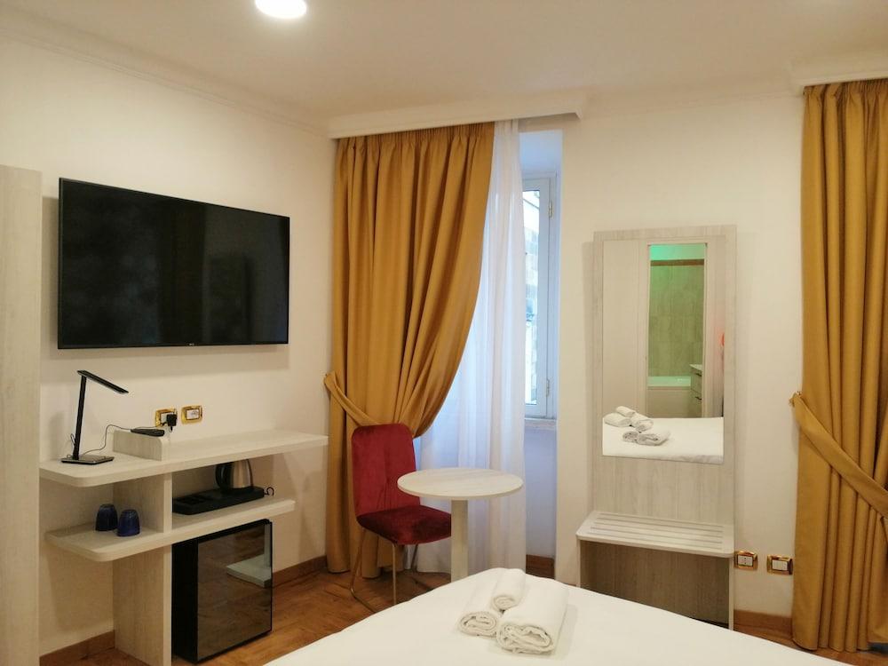 Hotel 53 Cinquantatre - Tap to explore photos