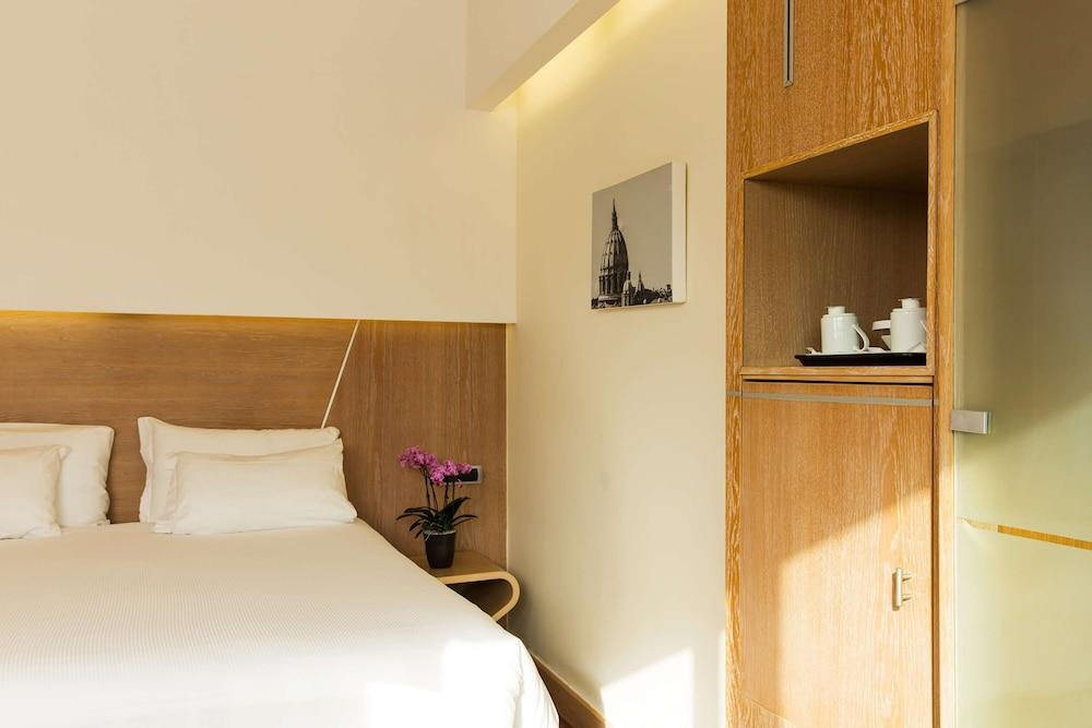 Hilton Garden Inn Rome Claridge Room Type - Superior Room, 1 King Bed