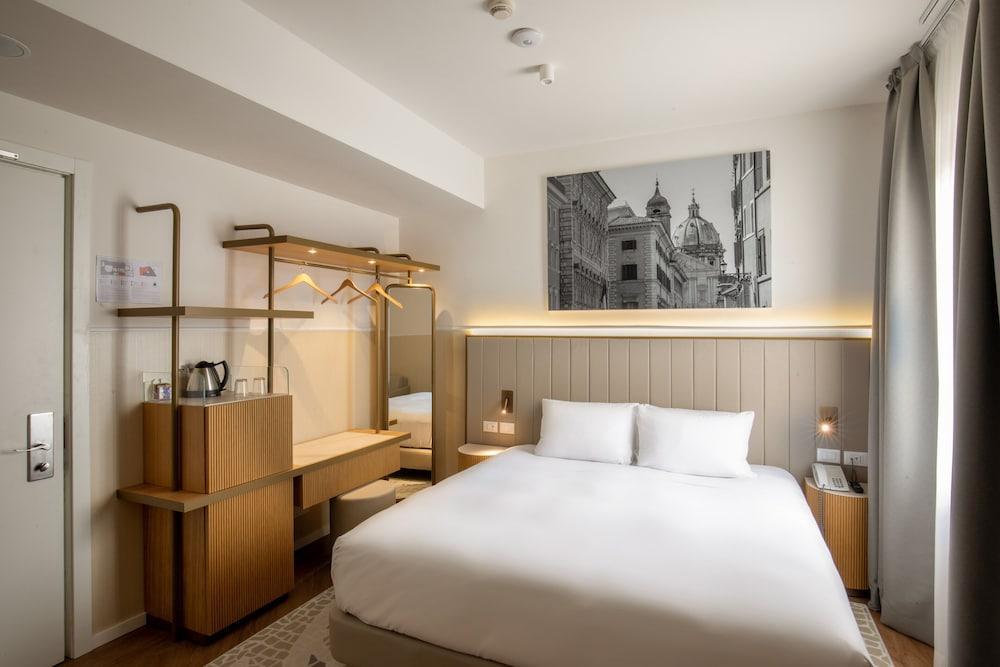 Cosmopolita Rome Colosseum, Tapestry Collection by Hilton Room Type - Premium Room, 1 King Bed (Vittoria) Cosmopolita Rome Colosseum, Tapestry Collection by Hilton Room Type - Premium Room, 1 King Bed (Vittoria)