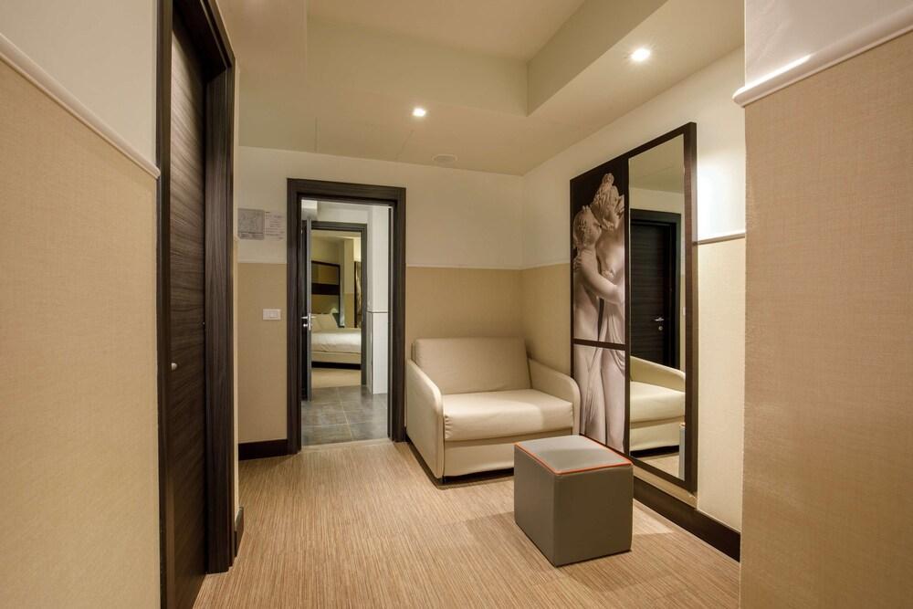 Cosmopolita Rome Colosseum, Tapestry Collection by Hilton Room Type - Junior Suite, 1 King Bed