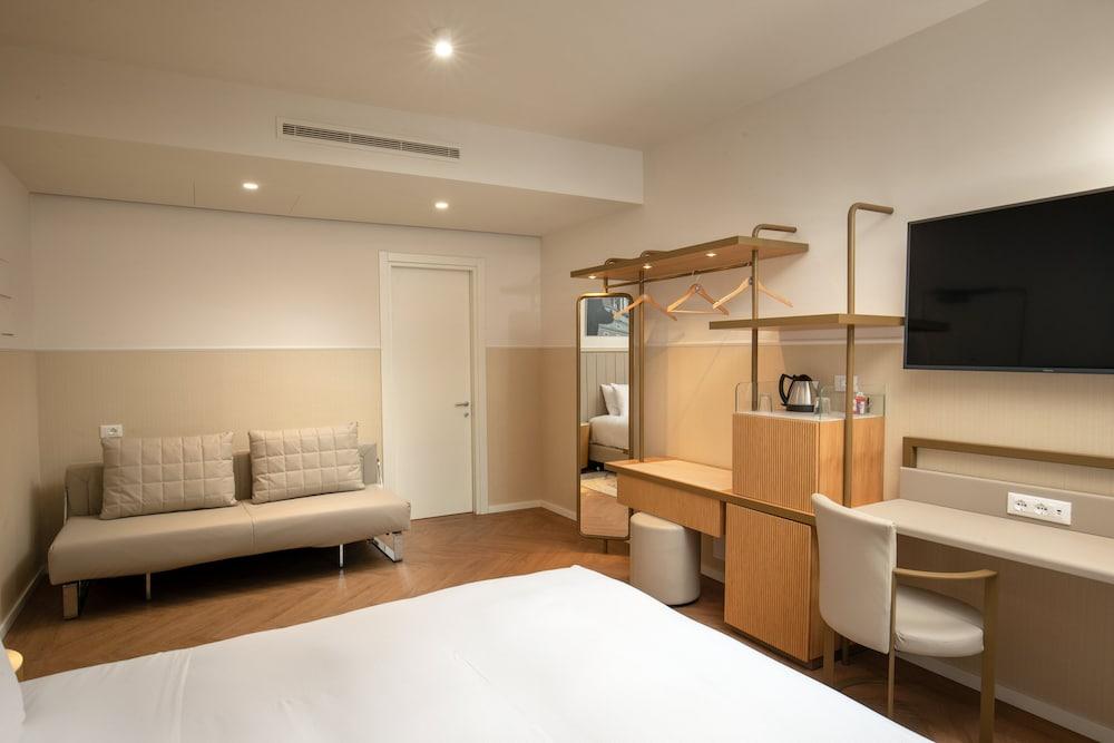 Cosmopolita Rome Colosseum, Tapestry Collection by Hilton Room Type - Room, 1 King Bed with Sofa bed