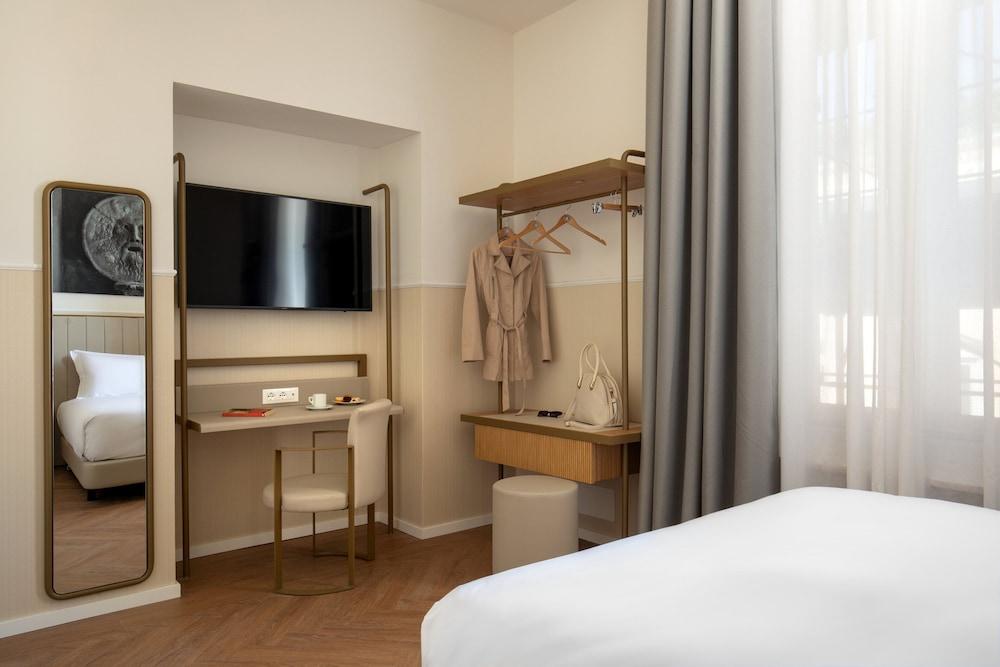 Cosmopolita Rome Colosseum, Tapestry Collection by Hilton Room Type - Room, 1 Queen Bed