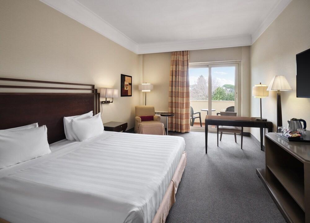 Crowne Plaza Rome-St. Peter's Hotel & Spa Room Type - Standard Room, 1 King Bed, Pool View