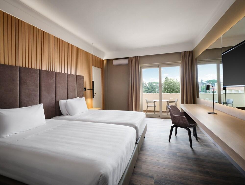 Crowne Plaza Rome-St. Peter's Hotel & Spa Room Type - Premium Room, 2 Twin Beds, Pool View