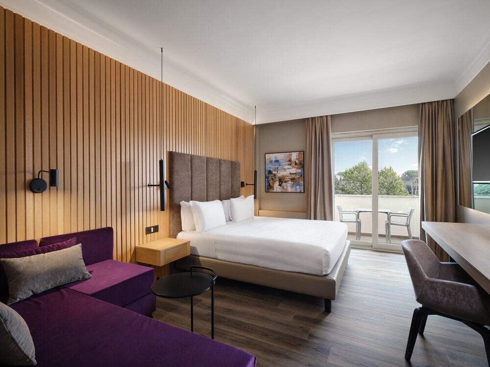 Crowne Plaza Rome-St. Peter's Hotel & Spa Room Type - Premium Room, 1 King Bed, Pool View