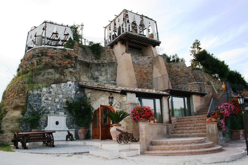 Relais Castrum Boccea - Tap to explore photos