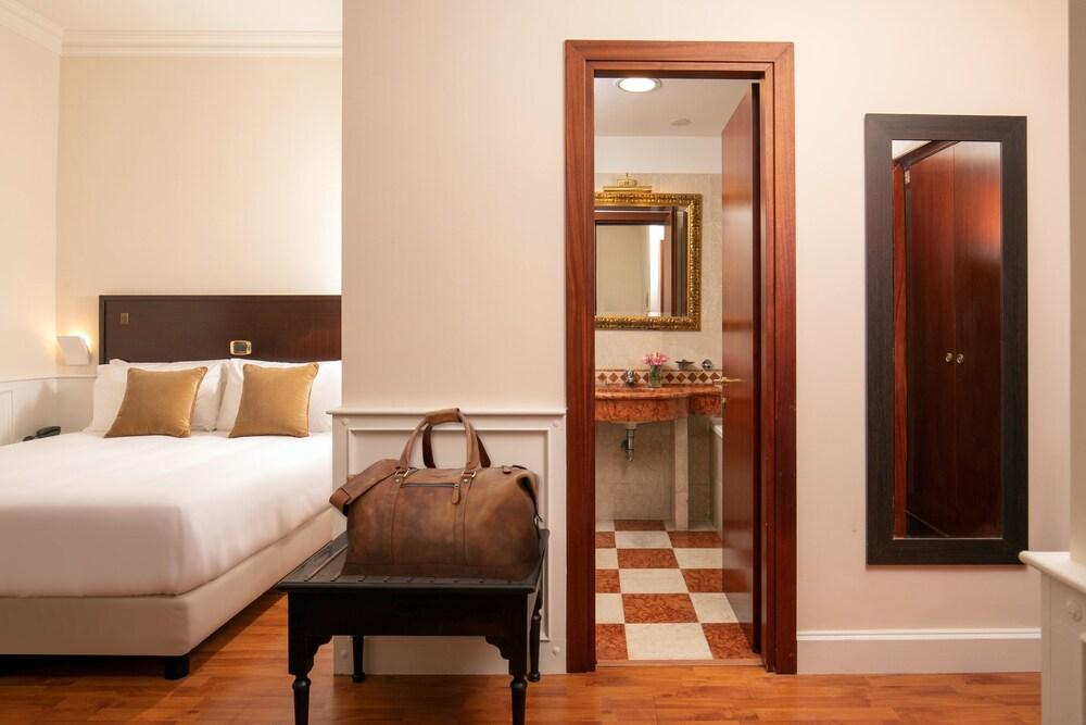 Hotel del Corso Room Type - Economy room French bed