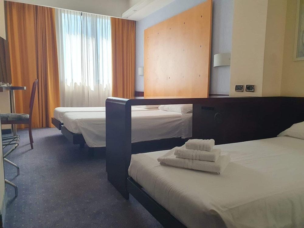 Hotel Imperatori Room Type - Standard Triple Room Hotel Imperatori Room Type - Standard Triple Room