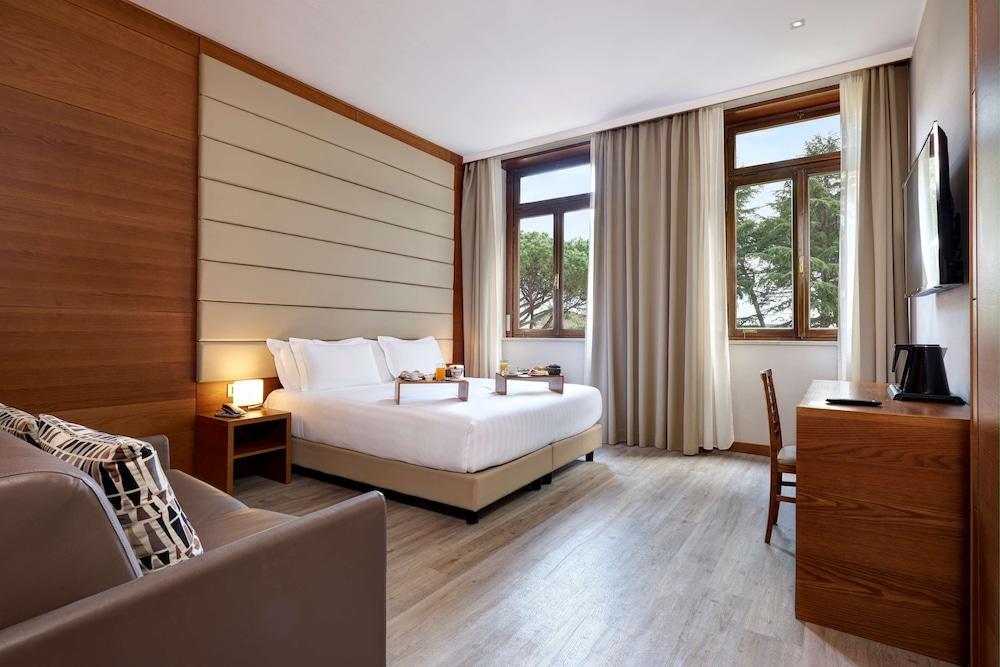 Occidental Aurelia Room Type - Deluxe Executive Room